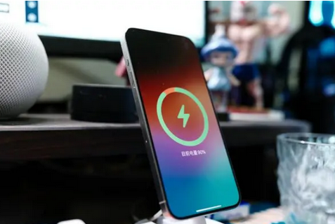 曲周苹果15换屏服务分享用什么充电器给iPhone15充电更好 